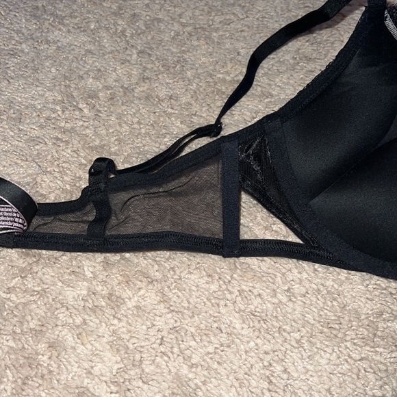 ISO!!!!!!!!!! Victoria’s Secret bombshell plunge size 34B bra with lace accents - Picture 6 of 6